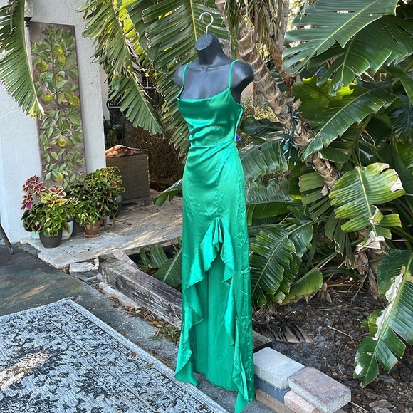 Pretty little thing as symmetric ruffled satin gown - Picture 1 of 10